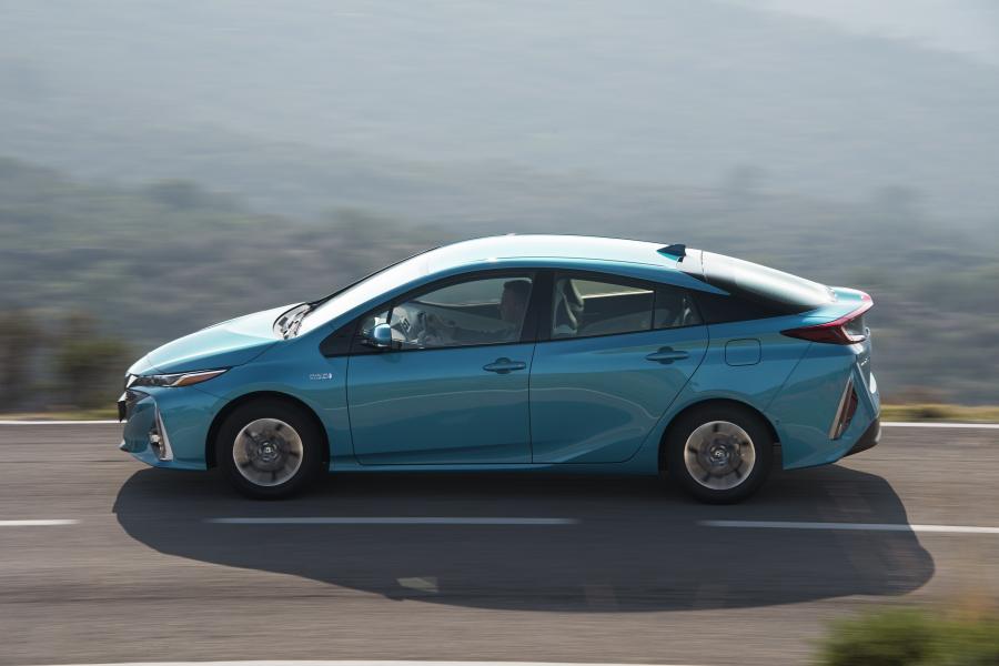  Toyota Prius Plug-in Hybrid 2016 года  (фото 18 из 187)